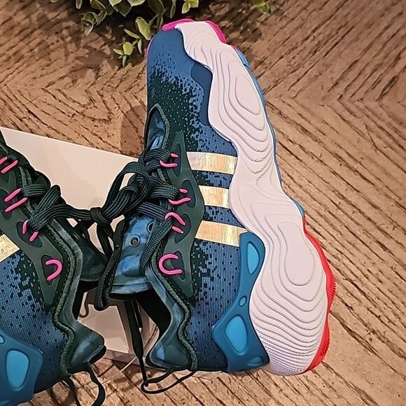 Adidas Trae Young size 5 boys or 7 womens NWOT - Picture 6 of 11